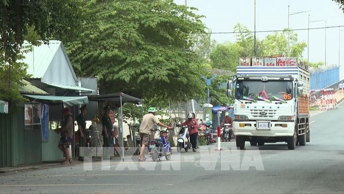 Phương tiện chở hàng hoá chờ làm thủ tục xuất cảnh tại Cửa khẩu Quốc tế đường bộ Khánh Bình, tỉnh An Giang. Ảnh: Thanh Sang - TTXVN