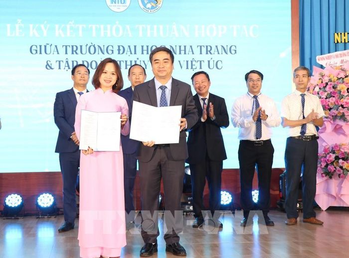 Ký kết hợp tác giữa các đối tác của Diễn đàn. Ảnh: Phan Sáu - TTXVN