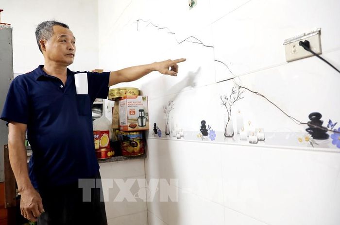 Căn nhà rộng 80 mét vuông, cao 2 tầng 1 tum của ông Bùi Công Huyên thôn Thụy Hà, xã Thái Thụy, tỉnh Hưng Yên xuất hiện nhiều vết nứt trùng với thời điểm thi công tuyến đường bộ ven biển đoạn qua tỉnh Hưng Yên. Ảnh: Thế Duyệt – TTXVN