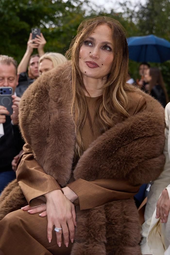 Hôm 30/9, nữ ca sĩ ngồi hàng ghế đầu tại show diễn của Stella McCartney thuộc khuôn khổ Tuần lễ thời trang Ready-to-Wear Xuân/Hè 2027.
