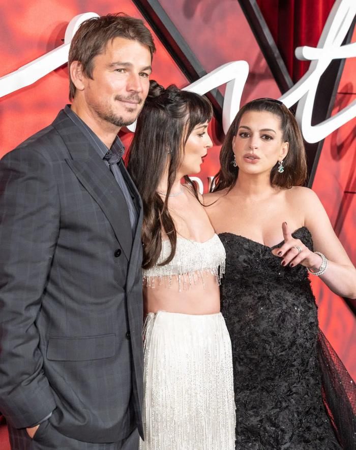 Anne Hathaway đứng giữa hai bạn diễn Dakota Johnson và Ismaël Cruz Córdova rồi chủ động hướng dẫn các nhiếp ảnh gia về hướng mà cô cùng dàn diễn viên sẽ nhìn.