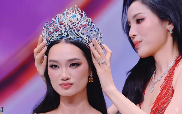 Kỳ Duyên trao vương miện cho tân hoa hậu đăng quang Miss Universe Vietnam 2026.