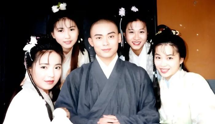 Bốn nữ kiếm thị trung thành với Hư Trúc, nhưng những hành động chăm sóc chủ nhân cũng tạo nên nhiều tình huống vừa hài hước vừa đặc biệt.