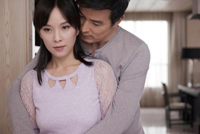 Chỉ qua những nốt mụn trên lưng chồng, người phụ nữ đã phát hiện chồng cô ngoại tình. Ảnh minh họa