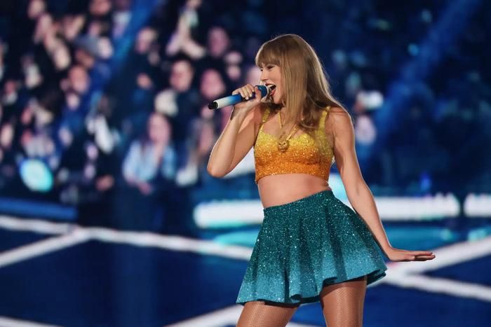 Chính Taylor Swift là người đưa ra ý tưởng phối các thiết kế theo cách này, tương tự việc cô “trộn những nốt nhạc” trong âm nhạc.