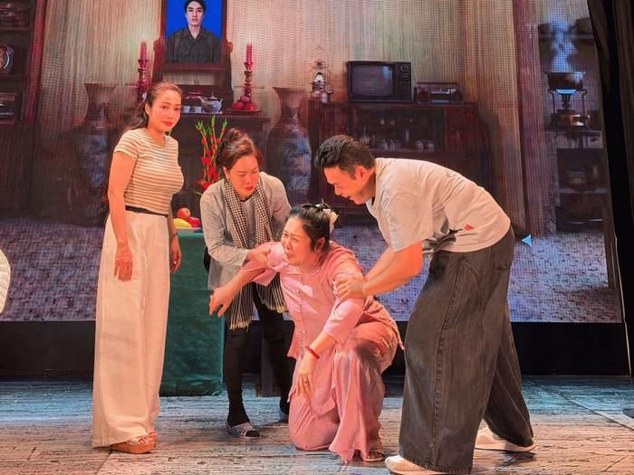 NSND Hồng Vân đưa Nhật Kim Anh trở lại sàn diễn với vở Cuốn truyện bị đốt, đồng thời giao cho nữ diễn viên một vai diễn lớn.