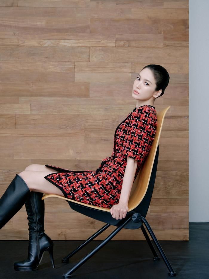 Song Hye Kyo trẻ trung, thời thượng ở tuổi 44.