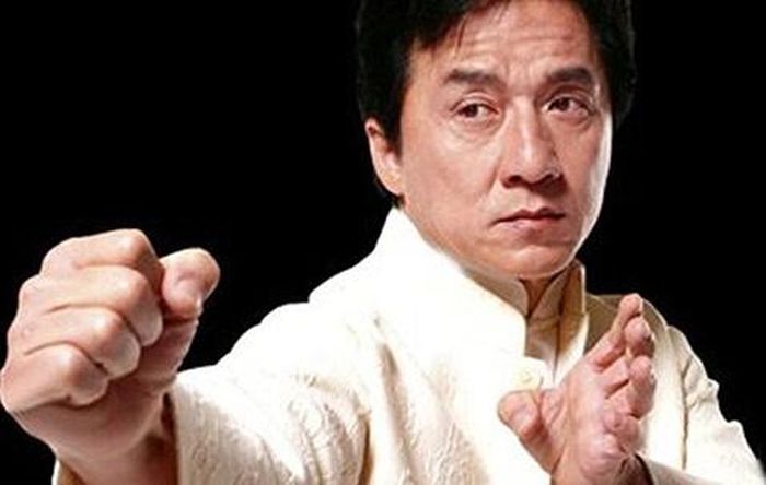 Thành Long ghi dấu với phong cách hành động kết hợp võ thuật, hài hình thể và những pha mạo hiểm.