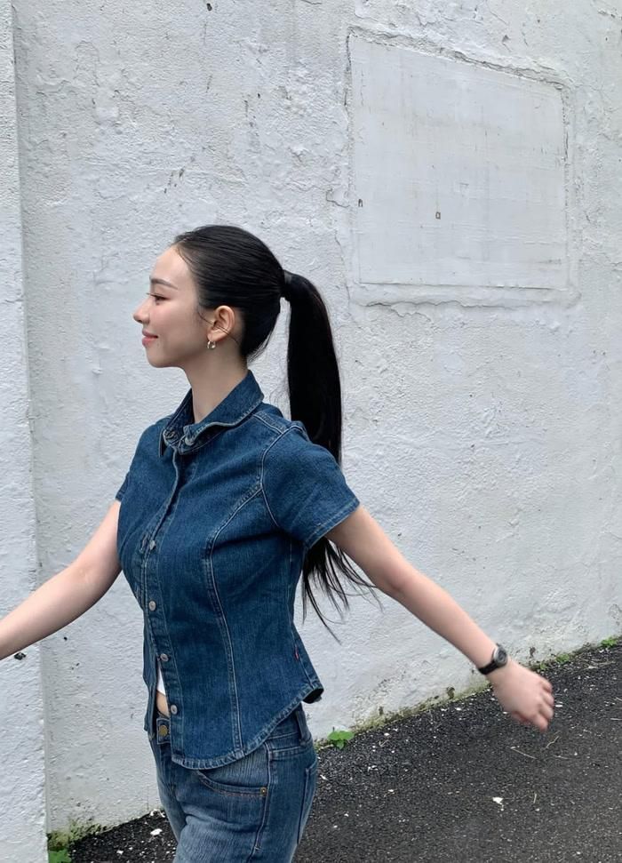 Karina (aespa) mới đây đã gây chú ý khi xuất hiện với diện mạo cá tính trong trang phục denim.
