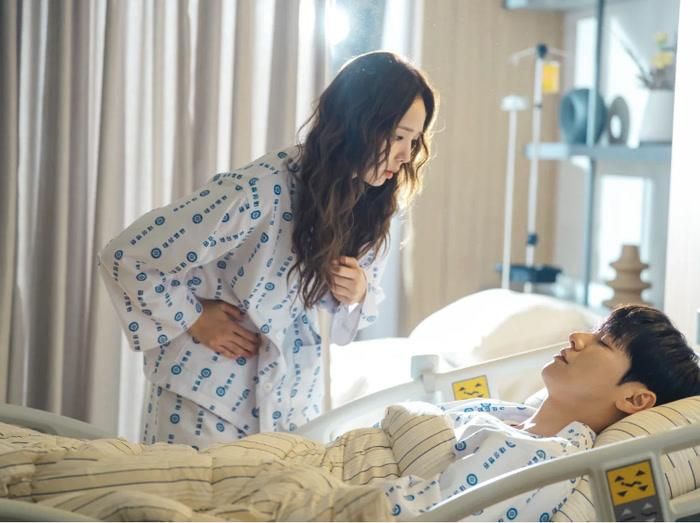 Một người thừa kế tập đoàn sở hữu trái tim nhân tạo tình cờ gặp một người phụ nữ có khả năng đặc biệt: cơ thể cô có thể tạo ra điện. Để duy trì hoạt động của trái tim, cả hai quyết định hợp tác. Tuy nhiên, phản ứng của trái tim lại vượt ngoài dự đoán, khiến cuộc gặp gỡ giữa họ trở thành một chuyện tình vừa kỳ lạ vừa hài hước. Phim có sự tham gia của Kim Young Kwang và Chae Soo Bin.
