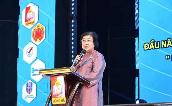 Cô Đặng Ngọc Bích, Chủ tịch HĐQT, hiệu trưởng Trường TH-THCS-THPT Phan Chu Trinh, Dĩ An, phát biểu tại chương trình.