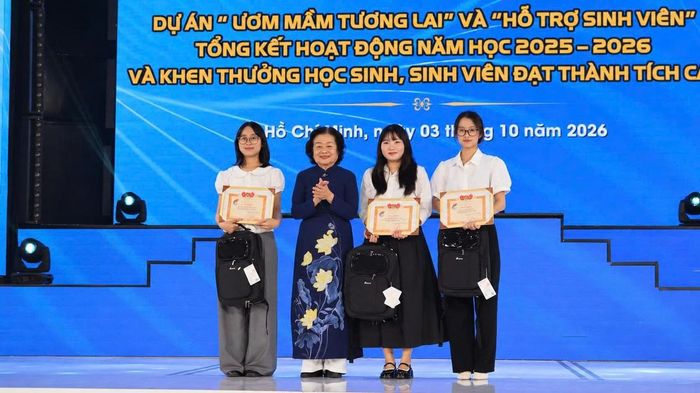 Bà Trương Mỹ Hoa - nguyên Bí thư Trung ương Đảng, nguyên Phó Chủ tịch nước, nguyên Chủ tịch Hội LHPN Việt Nam, Chủ tịch Quỹ Vì Tuổi trẻ Vùng cao và Hải đảo, Chủ nhiệm CLB "Vì Hoàng Sa, Trường Sa thân yêu" - tặng giấy khen cho các sinh viên tốt nghiệp đại học xuất sắc.