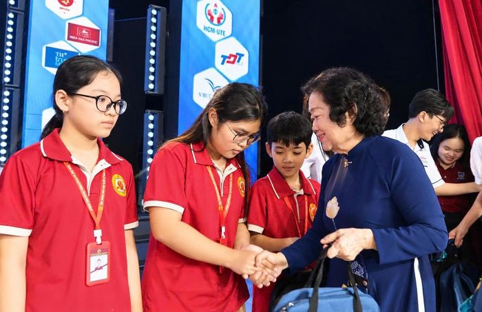 Bà Trương Mỹ Hoa, nguyên Bí thư Trung ương Đảng, nguyên Phó Chủ tịch nước, nguyên Chủ tịch Hội LHPN Việt Nam, Chủ tịch Quỹ Vì Tuổi trẻ Vùng cao và Hải đảo, Chủ nhiệm CLB "Vì Hoàng Sa, Trường Sa thân yêu", tặng quà cho các em học sinh mới của các dự án.