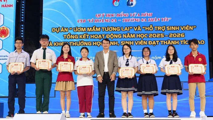Khen thưởng các học sinh đạt thành tích cao trong học tập.