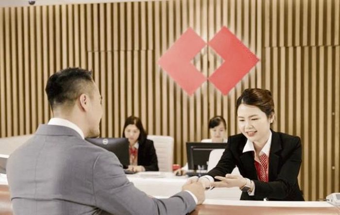 Phụ nữ trở thành một lực lượng quan trọng trong ngành ngân hàng, và chiếm tỷ trọng lớn trong tổng số lao động tại nhiều ngân hàng.