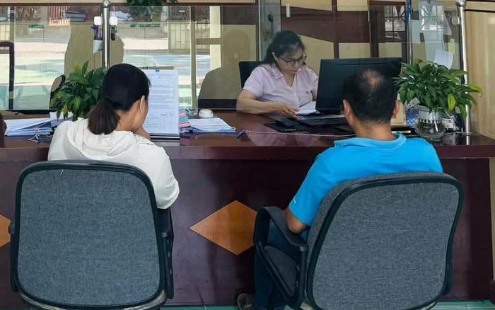 Cán bộ NHCSXH tư vấn cho người có nhu cầu vay vốn chính sách