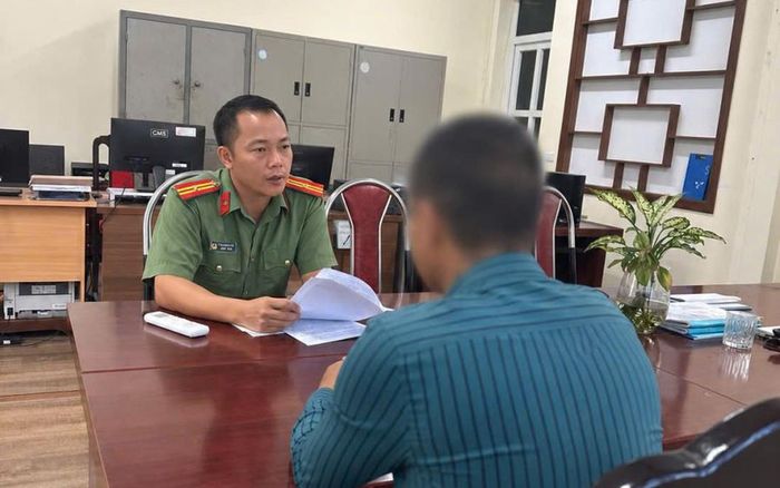 Công an phường Xuân Hòa làm việc với T.V.T. Ảnh: Công an Phú Thọ