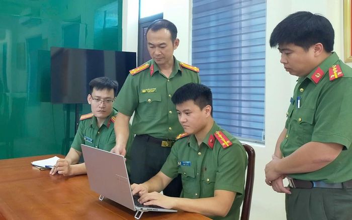 Cán bộ, chiến sĩ Phòng An ninh mạng và phòng, chống tội phạm sử dụng công nghệ cao tăng cường rà soát, nắm tình hình trên không gian mạng. Ảnh: Công an Thanh Hóa