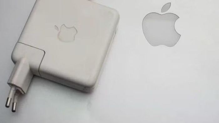 Khi một chân cắm đã bị lệch, việc tiếp tục cắm vào ổ điện có thể khiến tình trạng này nghiêm trọng hơn hoặc làm cho điểm tiếp xúc với ổ điện không còn ổn định