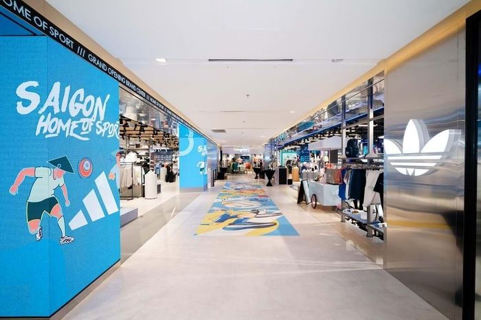 adidas vừa chính thức ra mắt Brand Center adidas đầu tiên tại Việt Nam vào tháng 4.2026, đặt tại trung tâm thương mại Saigon Centre (phường Sài Gòn, TP.HCM).