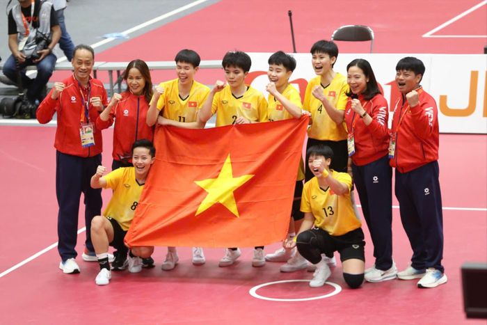 Đội nữ cầu mây Việt Nam đánh bại Thái Lan 2-1 trong trận chung kết giúp đoàn Thể thao Việt Nam có tấm HCV thứ 3. Ảnh: Bùi Lượng.