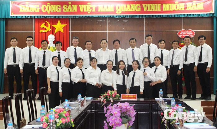 Các đại biểu chụp hình lưu niệm.