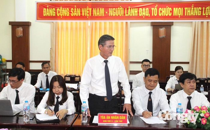 Các đại biểu thảo luận tại hội nghị.