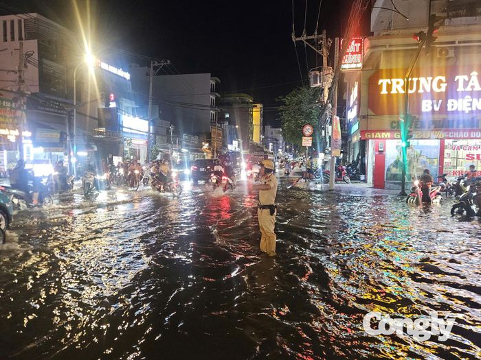 Người dân khi đi qua các tuyến đường, khu vực bị ngập được cán bộ, chiến sĩ CSGT TP.HCM nhắc nhở giảm tốc độ, giữ khoảng cách. Những ngày qua, mặc cho thời tiết bất lợi, hình ảnh các anh vẫn túc trực trên các tuyến đường, địa điểm xảy ra ngập úng làm ấm lòng người tham gia giao thông.
