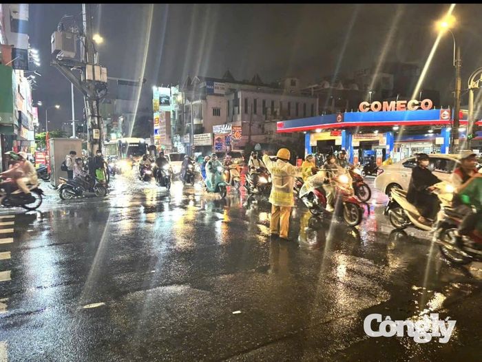 Cạnh đó, người dân cần sử dụng áo mưa phù hợp, gọn gàng, không để tà áo vướng vào bánh xe, tay lái hoặc che khuất đèn, gương chiếu hậu. Người điều khiển và người ngồi trên xe phải đội mũ bảo hiểm, cài quai đúng quy cách; không sử dụng điện thoại khi đang điều khiển phương tiện.