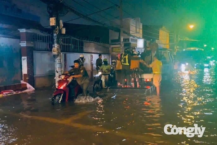 Tại những khu vực ngập nước, CSGT hướng dẫn người dân lựa chọn hướng di chuyển phù hợp, đồng thời lưu ý không cố đi vào những vị trí nước ngập sâu, không nhìn rõ mặt đường hoặc có dòng nước chảy mạnh, nơi có thể tiềm ẩn hố sâu, miệng cống và vật cản.