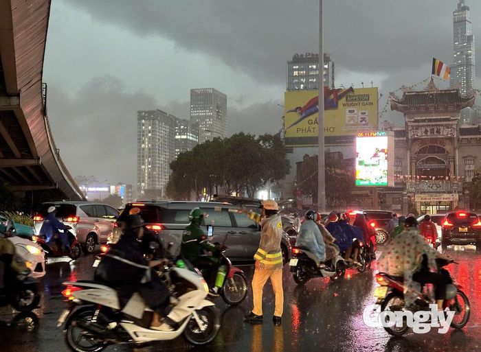 Mặt khác, người dân không nên đi quá sát ô tô, xe tải, xe buýt khi qua khu vực ngập nước. Sóng nước do phương tiện lớn tạo ra có thể khiến xe mô tô, xe gắn máy mất thăng bằng, trượt ngã hoặc làm hạn chế tầm nhìn của người điều khiển.