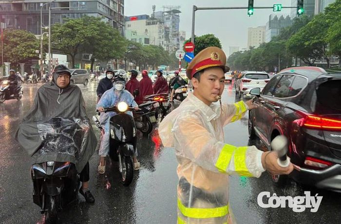 CSGT TP.HCM lưu ý, khi lưu thông trong mưa, người điều khiển xe mô tô, xe gắn máy cần giảm tốc độ, giữ khoảng cách an toàn với phương tiện phía trước, tập trung quan sát và chủ động xử lý tình huống. Việc phanh gấp, đánh lái hoặc chuyển hướng đột ngột trên mặt đường trơn ướt có thể khiến phương tiện mất thăng bằng.