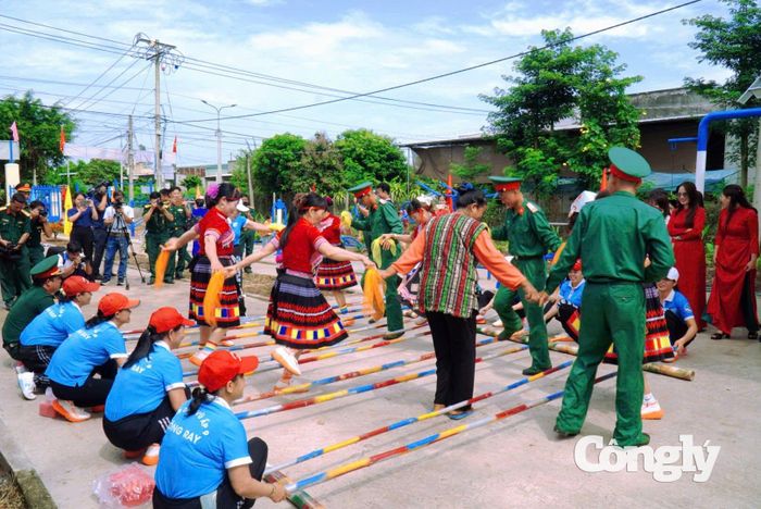 Thiếu tướng Trần Chí Tâm, Ủy viên Thường vụ Đảng ủy, Phó Chính ủy Quân khu 7 và lãnh đạo các đơn vị trao biển tượng trưng công trình TDTT và sửa chữa, nâng cấp điểm sinh hoạt cộng đồng đồng bào dân tộc Chơ Ro.