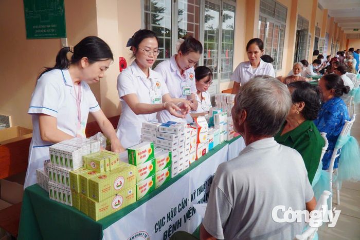 Đông đảo người dân xã Sông Ray, TP. Đồng Nai tham gia chương trình khám bệnh và tư vấn sức khỏe.