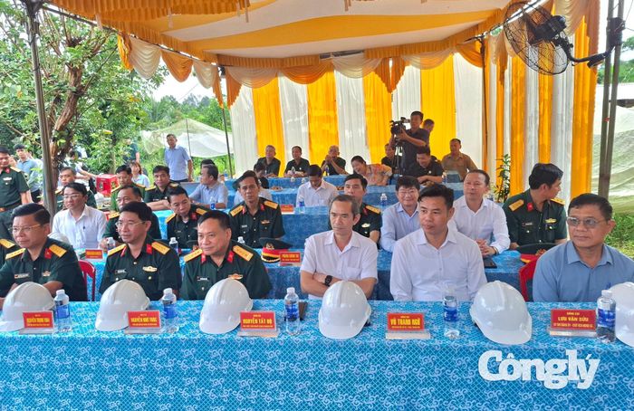 Quân khu 7 khởi công xây dựng Nhà tình nghĩa Quân - Dân, tặng gia đình ông Nguyễn Song Toàn (tại Ấp 3, xã Sông Ray, TP. Đồng Nai).