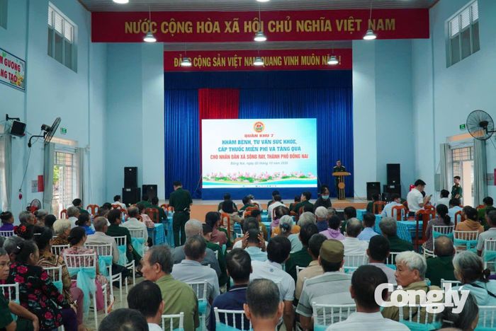 Quân khu 7 và Báo Công lý tuyên truyền, phổ biến pháp luật tại TP. Đồng Nai. (Ảnh: Công Phú)