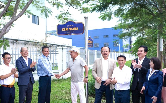 Ông Nguyễn Minh Tuấn, nhà sáng lập, Chủ tịch HĐQT Công ty Kềm Nghĩa bên con đường mang tên Kềm Nghĩa. Ảnh Thu Trang