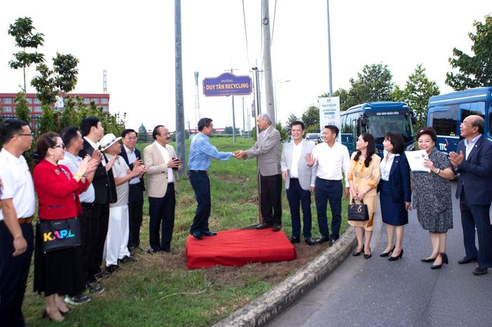 Ông Trần Duy Hy, nhà sáng lập, Chủ tịch HĐQT Công ty CP Nhựa tái chế Duy Tân bên con đường Duy Tân Recycling. Ảnh Thu Trang