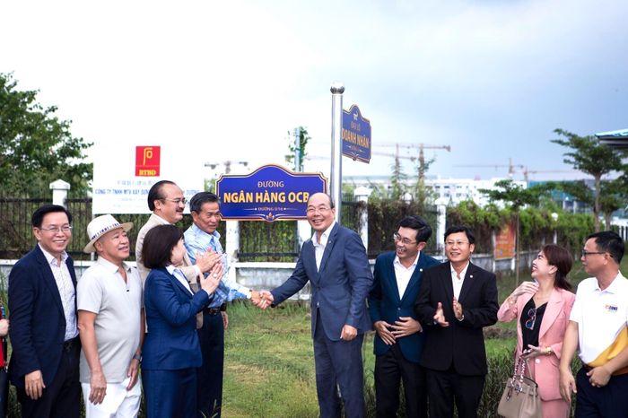 Ông Trịnh Văn Tuấn, Chủ tịch HĐQT Ngân hàng OCB bên con đường mang tên Ngân hàng OCB. Ảnh Thu Trang