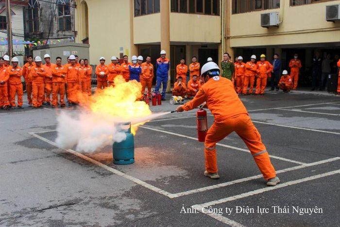Cán bộ, công nhân viên Công ty Điện lựcThái Nguyên thực hành sử dụng phương tiện chữa cháy tại chỗ, chủ động kỹ năng xử lý ngay từ khi sự cố mới phát sinh