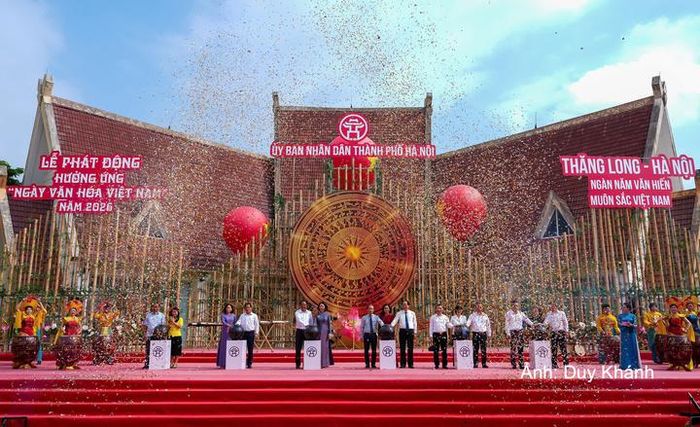 Các đại biểu thực hiện nghi thức phát động hưởng ứng “Ngày Văn hóa Việt Nam”.