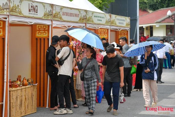 Người dân trải nghiệm các gian hàng tại được tổ chức trong khuôn khổ Lễ phát động
