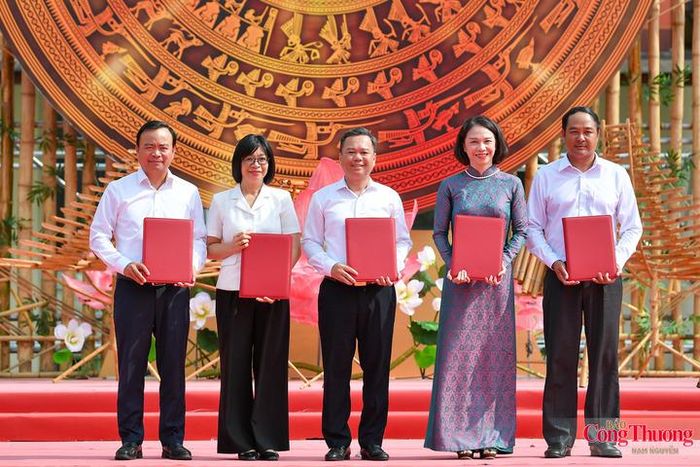 Phó Chủ tịch UBND TP. Hà Nội Vũ Thu Hà đại diện thành phố Hà Nội ký kết Quy chế phối hợp giữa thành phố Hà Nội và các tỉnh, thành. 