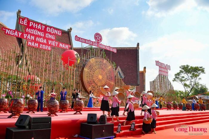 Một số tiết mục văn nghệ chào mừng trong Lễ phát động. 