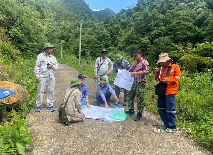 Kiểm tra thực địa đề án điều tra môi trường khoáng sản độc hại - một trong những hướng điều tra ứng dụng của Liên đoàn Bản đồ và Địa chất biển miền Bắc.