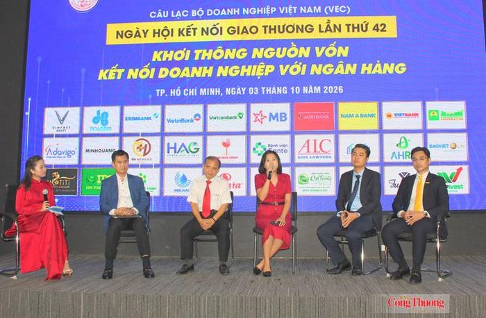 Đại diện các ngân hàng đối thoại trực tiếp với doanh nghiệp trong phiên tọa đàm tại sự kiện.
