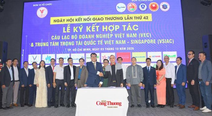 Ông Phan Liên, Chủ tịch Câu lạc bộ Doanh nghiệp Việt Nam ký kết hợp tác với các đối tác tại sự kiện.