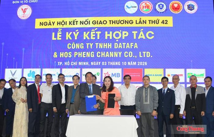 Ông Phạm Thành Danh - Chủ tịch Công ty Datafa ký kết hợp tác với bà Channy - Chủ tịch Công ty HOS Pheng Channy về việc đưa hàng Việt vào thị trường Campuchia tại sự kiện.
