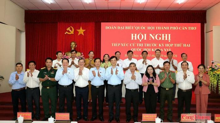 Đại biểu chụp ảnh chung tại hội nghị. 
