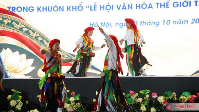 Các chàng trai được lựa chọn tham gia điệu múa này thường có ngoại hình khôi ngô, gương mặt sáng, tính cách hiền lành. Họ hóa trang mặt hoa, môi son, má hồng, mặc trang phục giả nữ, đeo trống trước ngực và biểu diễn những động tác uyển chuyển theo nhịp trống rộn ràng.